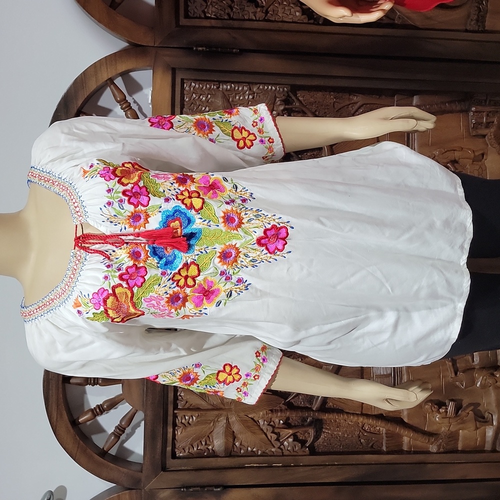 Royal Moda ARTSY Women's size M Colorful Embroidered Tunic Blouse